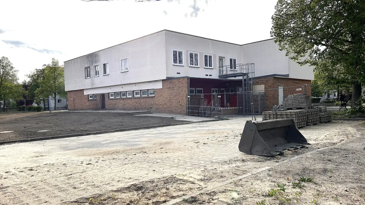 Das Nachbargebäude des abgerissenen Hochhauses am Knie im Hoyerswerda wird aufgefrischt.
