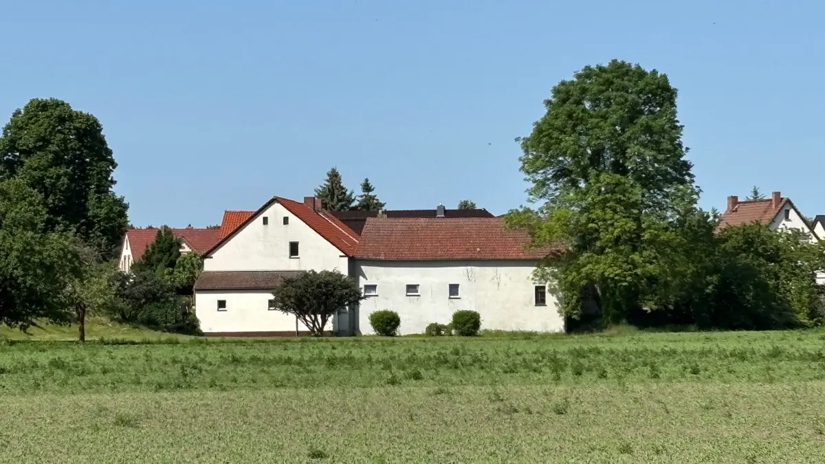 Das ist das Mühlenensemble von Riegel. Die ehemaligen Läufe von Mühlgraben und Kleiner Spree sind noch heute teilweise in der unmittrelbaren Umgebung erkennbar.