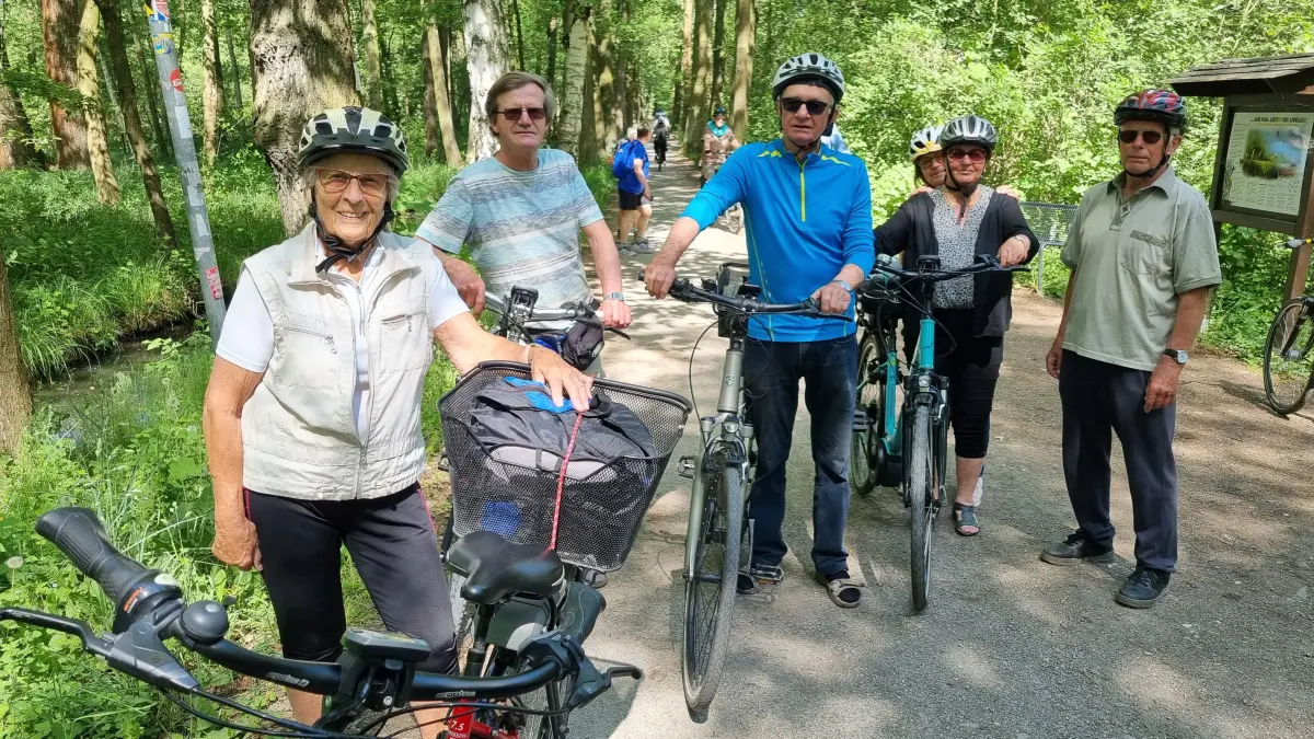 Die Fahrradfreunde aus Lübbenau (hier auf dem Leiper Weg in Lehde) wollen ihre wöchentlichen Touren nicht missen.