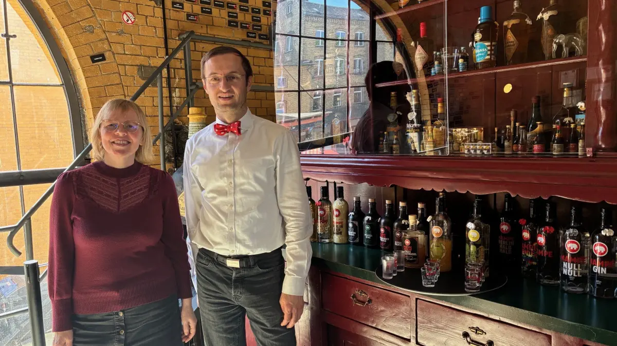 Mampe-Sammerlin Karin Erb und Florian Löhlein, Geschäftsführer der Mampe GmbH in der Schnaps-Manufaktur in Berlin-Kreuzberg.