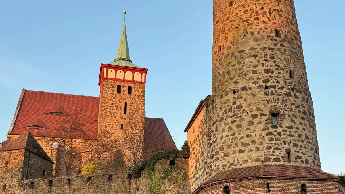 Wahrzeichen von Bautzen bildet die Michaeliskirche (l.) in Kombination mit der Alten Wasserkunst, hoch über der Spree gelegen.