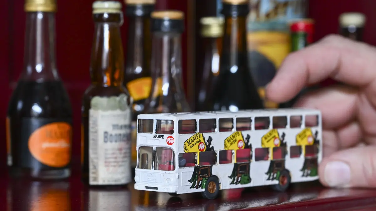 Ein Miniatur-Werbebus und alte Sorten von Spirituosen stehen in der Mampe Manufaktur Am Tempelhofer Berg, wo ein eigenes Mampe Museum vorbereitet wird. Dafür werden historische Objekte, Dokumente und Erinnerungsstücke gesucht. (zu dpa: «Berliner Traditionsmarke Mampe eröffnet Museum») +++ dpa-Bildfunk +++