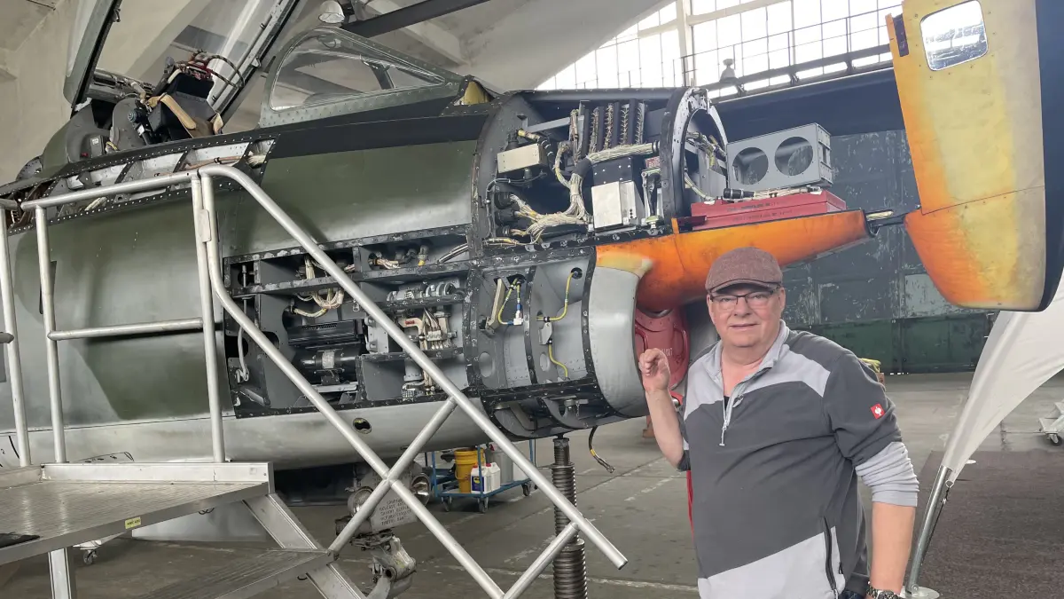 Erik Baues zeigt das Vorderteil der einsitzigen Fiat G 91. Der Unternehmer will in seiner Flugzeugwerft in Schacksdorf zwei ausgemusterte Kampfjets wieder flugfähig machen und erklärt, was dann mit den Flugzeugen passieren soll.