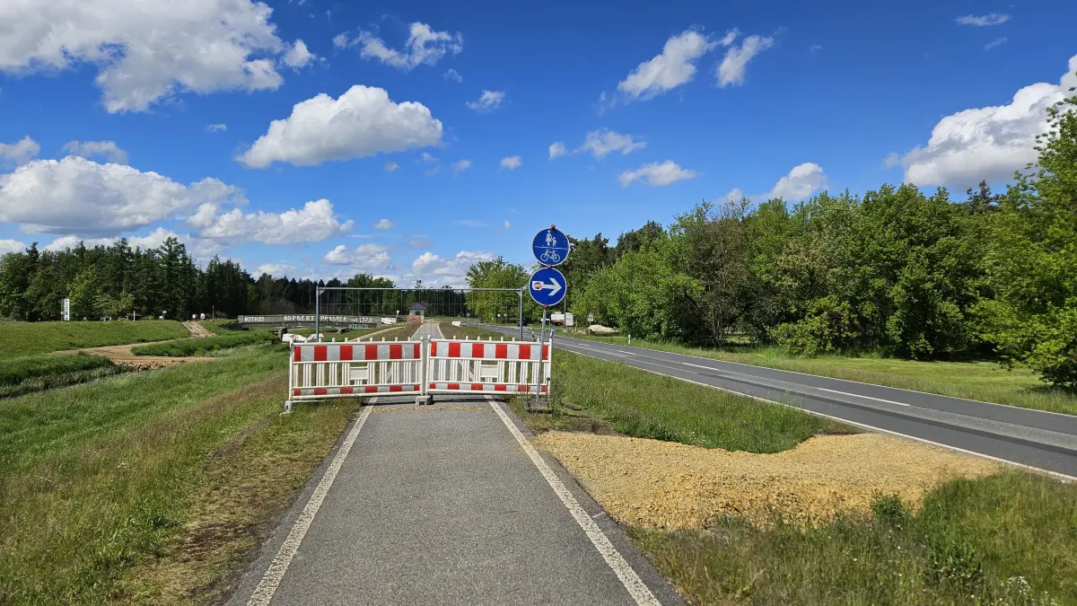 Bis der neue Radweg fertig ist, müssen Radfahrer an dieser Stelle auf die S234 ausweichen. Nach einer Prüfung soll die Verkehrsführung jetzt verbessert werden.