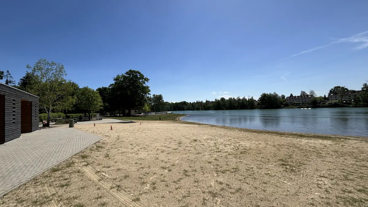 Das Jahnbad in Weißwasser am 27. Mai 2026. Die Wassertemperatur beträgt bereits 22 Grad Celsius. Bademeister Dirk Himpel ist schon vor Ort und kümmert sich um das Strandareal, damit sich alle Badegäste ab dem 1. Juni gerne in Weißwassers Badeteich abkühlen.