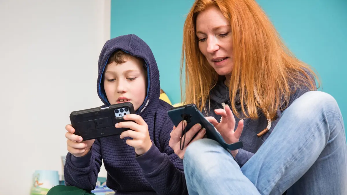 Mutter und Sohn mit Smartphones