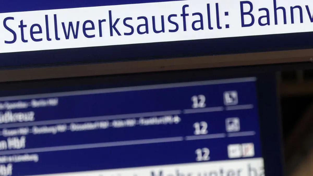 Zugverkehr Hamburg-Berlin beeinträchtigt: 27.05.2026, Hamburg: Auf einer Anzeigentafel wird im Hauptbahnhof Hamburg auf den Ausfall eines Stellwerks hingewiesen. Ein Stellwerksausfall bei Lüneburg bremst den Verkehr auf der Bahnstrecke zwischen Hamburg und Berlin aus. Die technische Störung dauert voraussichtlich bis Donnerstag. Foto: Bodo Marks/dpa +++ dpa-Bildfunk +++