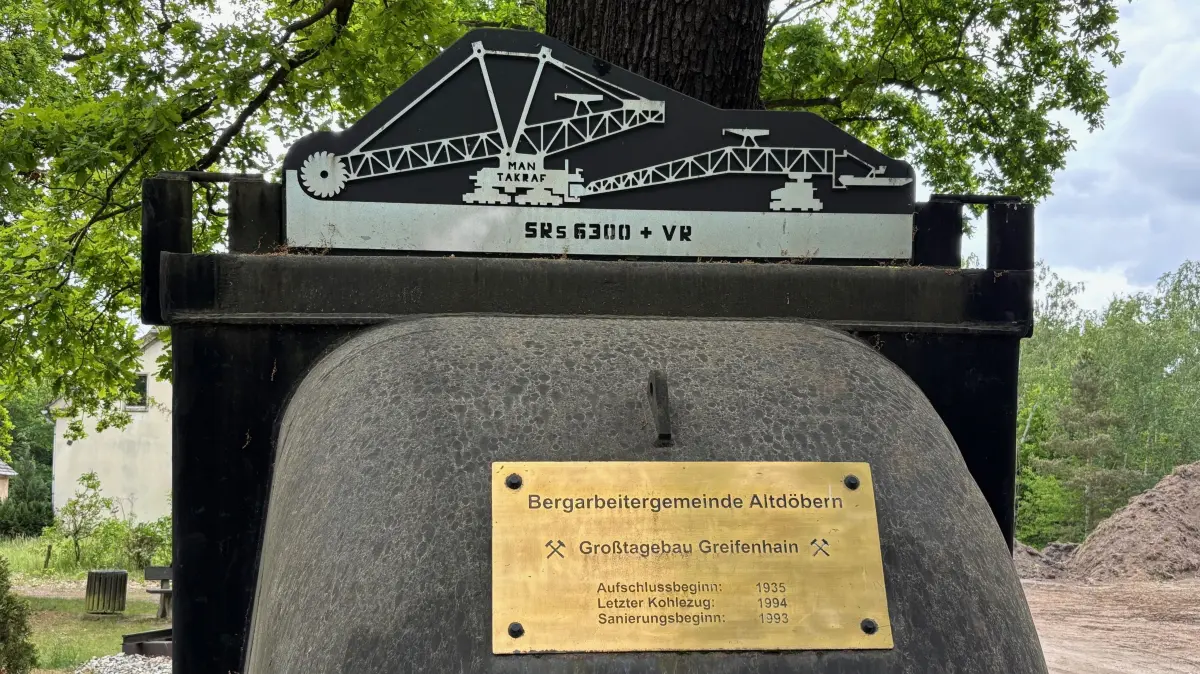 Rund 90 Jahre sind seit dem Aufschluss des Tagebaus Greifenhain vergangen. Daran erinnert die kleine Ausstellung im Bergmannseck in Altdöbern. Gleich nebenan lädt der blaue Container mit seiner Ausstellung zur Geschichte des Lausitzer Seenlandes ein.