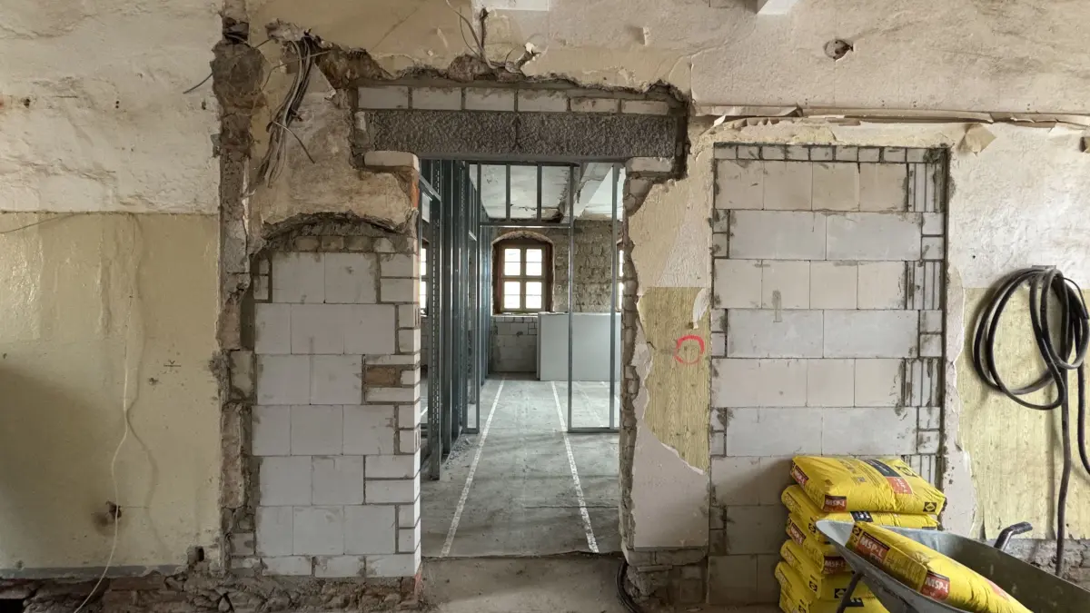 Trotz Sorgen mit dem Architekturbüro: Längst sind die Bauarbeiten im Inneren des "Löwen" in Mühlberg ein erhebliches Stück weitergekommen.
