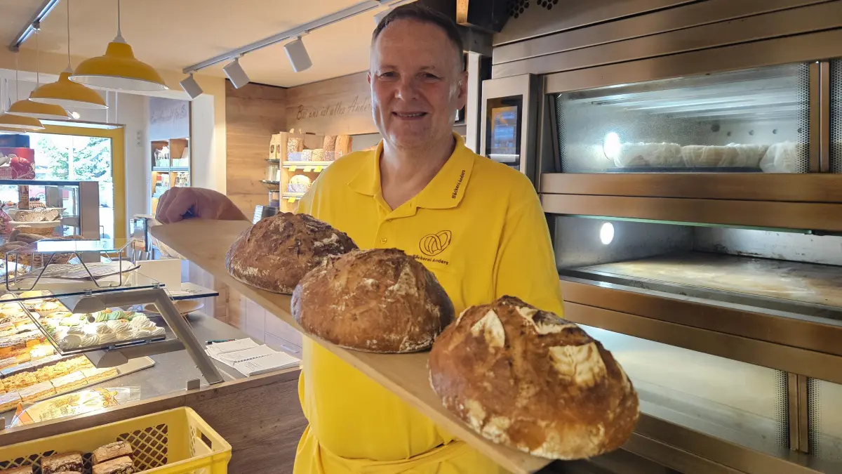 Bäckermeister Hartmut Anders mit dem Dinkel-Ruch-Brot, das beim Brotfest im Park Branitz den Publikumswettbewerb gewann. Die lange Reifezeit und das Ruch-Mehl sorgen für den kräftigen Geschmack.