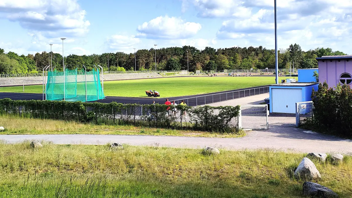 Der Freizeitkomplex Ost einschließlich Stadion soll nur noch dem freizeitsport, Spiel, Erholung und Bildungangeboten dienen.