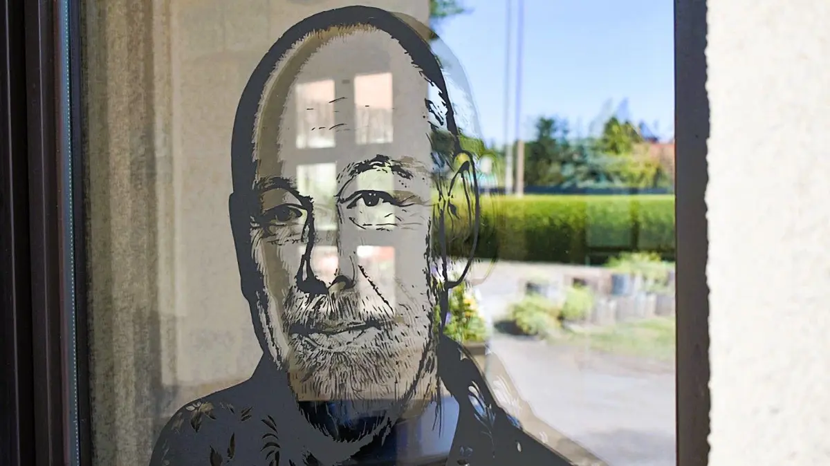 Thomas Krüger, Betreiber von Tom's Club in Guben, verstorben 2025. Freunde von ihm haben dieses Bild als Erinnerung am Fenster der Gaststätte angebracht.