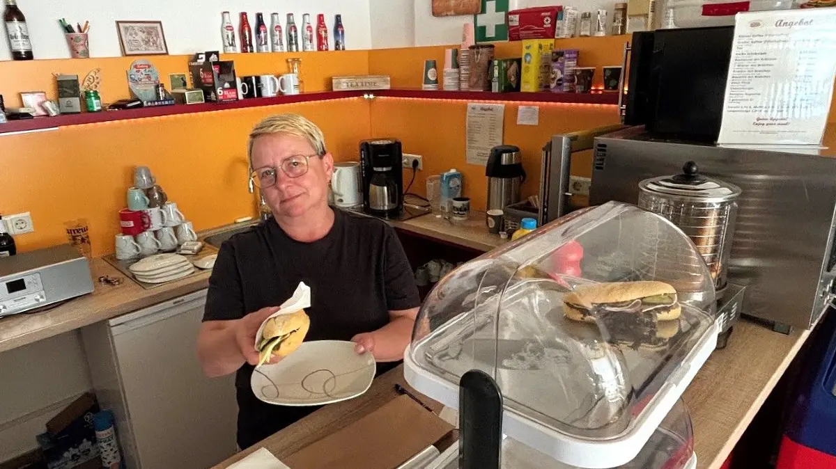 Sandy Pobig, Pächterin vom Kiosk im Bahnhof Elsterwerda, zieht die Reißleine. Dieser Tage gingen die letzten belegten Baguettes über den Tresen. Der kleine, gemütliche Laden schließt. Was folgt danach?