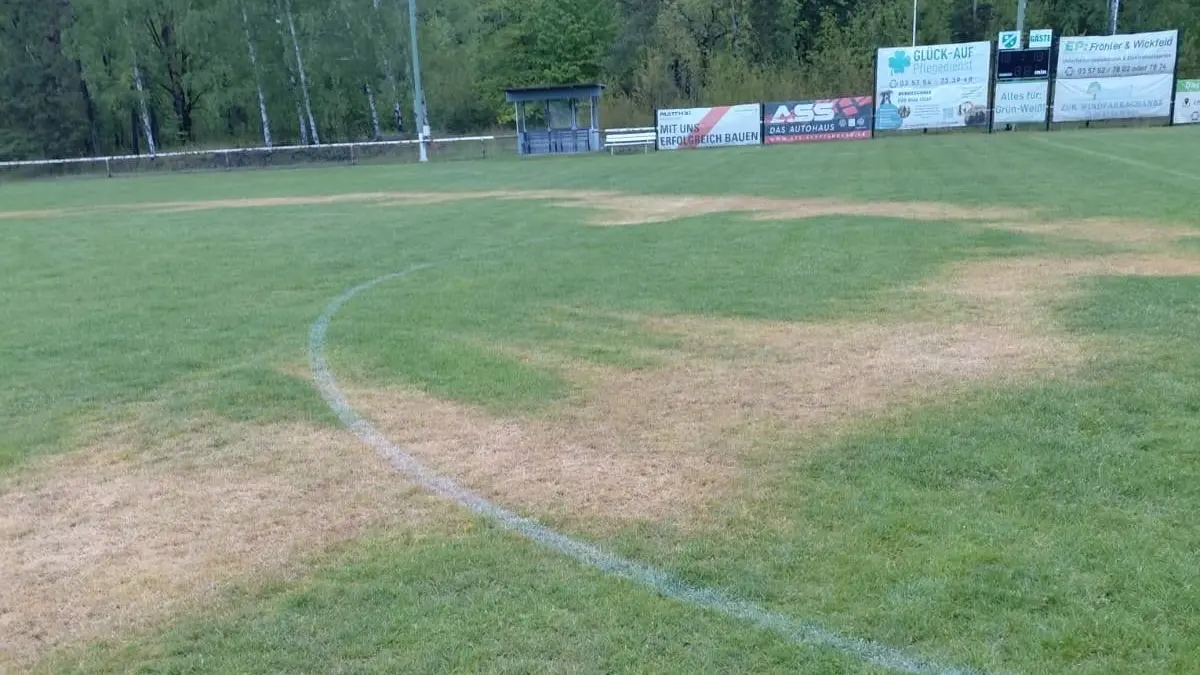Der Rasenplatz von Grün-Weiß Annahütte wurde von Unbekannten beschädigt. Jetzt reagiert der Verein aus der Kreisoberliga Südbrandenburg.