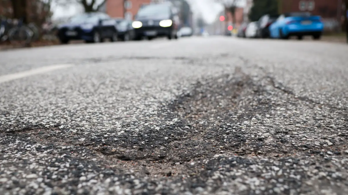 Schlaglöcher und Fahrbahnschäden auf einer Seitenstraße in Hamburg-Eimsbüttel. (zu dpa: «Jede dritte Straße in Hamburger Wohngebieten «mangelhaft»») +++ dpa-Bildfunk +++