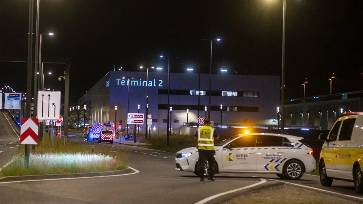 Großalarm am Flughafen Berlin/Brandenburg (BER) in Schönefeld: Terminal 2 ist aktuell gesperrt.