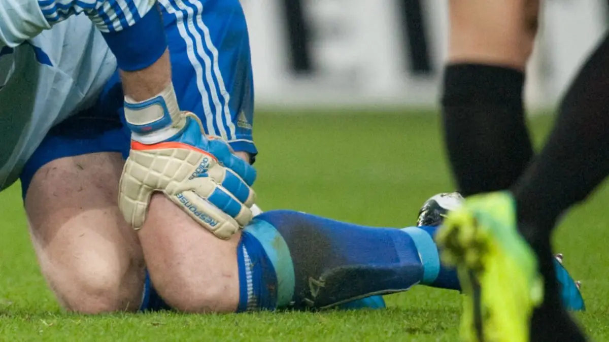 ARCHIV - Schalkes Torhüter Ralf Fährmann kniet am 15.10.2011 im Spiel FC Schalke 04 gegen 1. FC Kaiserslautern nach seinem Foul, das zur Roten Karte führte, am Boden. Schalke-Torhüter Ralf Fährmann ist bereits am Montag in Augsburg von dem Spezialisten Ulrich Boenisch am linken Knie operiert worden. «Die OP ist gut verlaufen», wurde Trainer Stevens am Dienstag (25.10.2011) auf der Homepage des Fußball-Bundesligisten zitiert. «Und sie war wichtig. Bei einer konservativen Behandlung wäre es möglich gewesen, dass ihm sein Knie nach zwei oder drei Monaten wieder Probleme bereitet hätte», ergänzte Stevens. Foto: Bernd Thissen dpa/lnw +++ dpa-Bildfunk +++