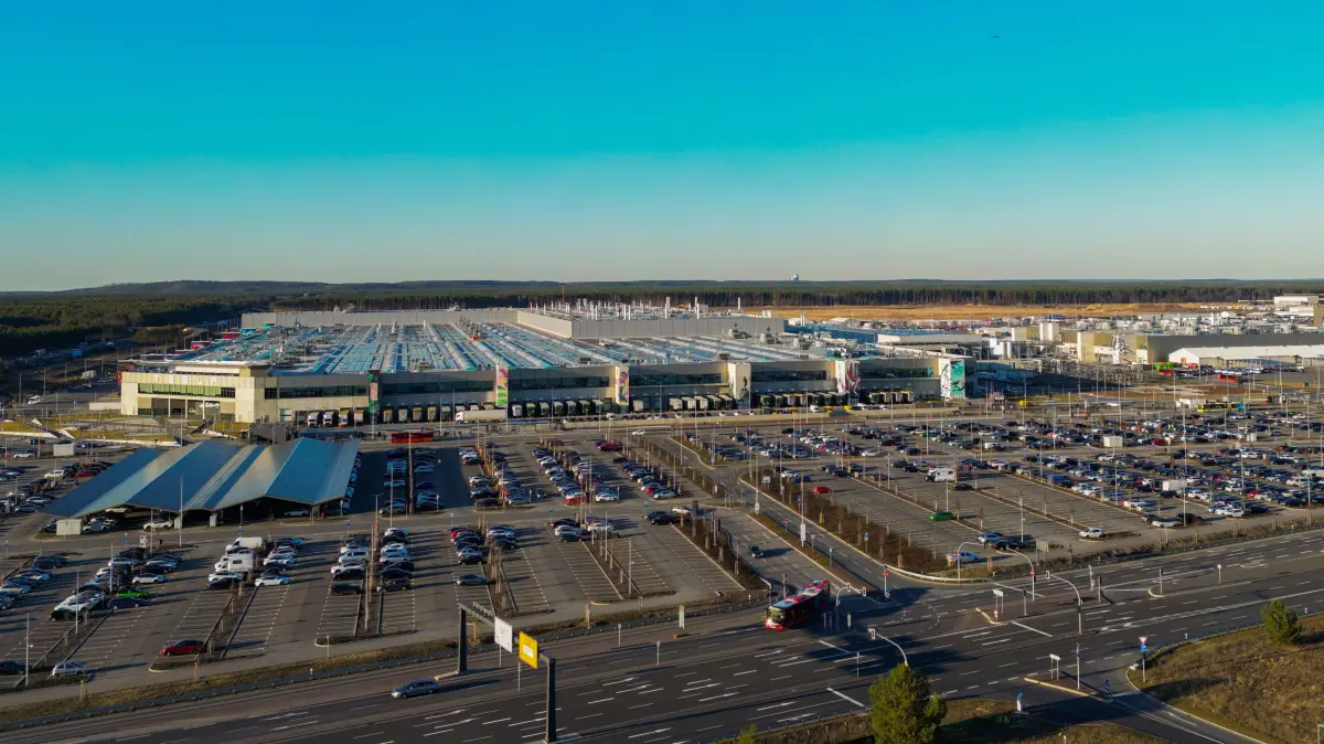Die Tesla Gigafactory Berlin-Brandenburg (Luftaufnahme mit einer Drohne). Vor drei Jahren, am 22.03.2022, wurde das Tesla-E-Autowerk in Grünheide östlich von Berlin eröffnet. (zu dpa: «CDU-Chef: Niedersachsen verpasst KI-Großchance») +++ dpa-Bildfunk +++