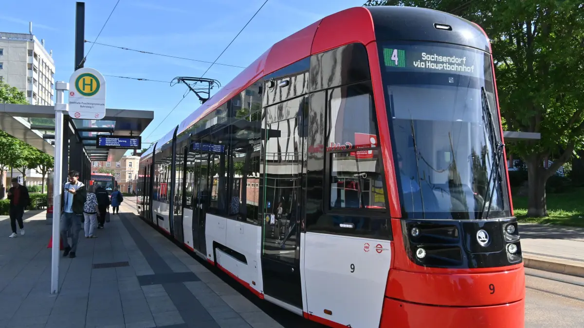 Strassenbahn Linie 4 : Wie das Verkehrsunternehmen Cottbusverkehr informiert kommt es am 30. und 31. Mai auf Grund von Bauarbeiten in Neu-Schmellwitz auf der Linie 4 der Strassenbahn zu einer veränderten Linienführung. Die Strassenbahnen verkehren dann zwischen Sachsendorf und Schmellwitz Anger. (Lautsprecherdurchsagen in der Strassenbahn am Donnerstag)