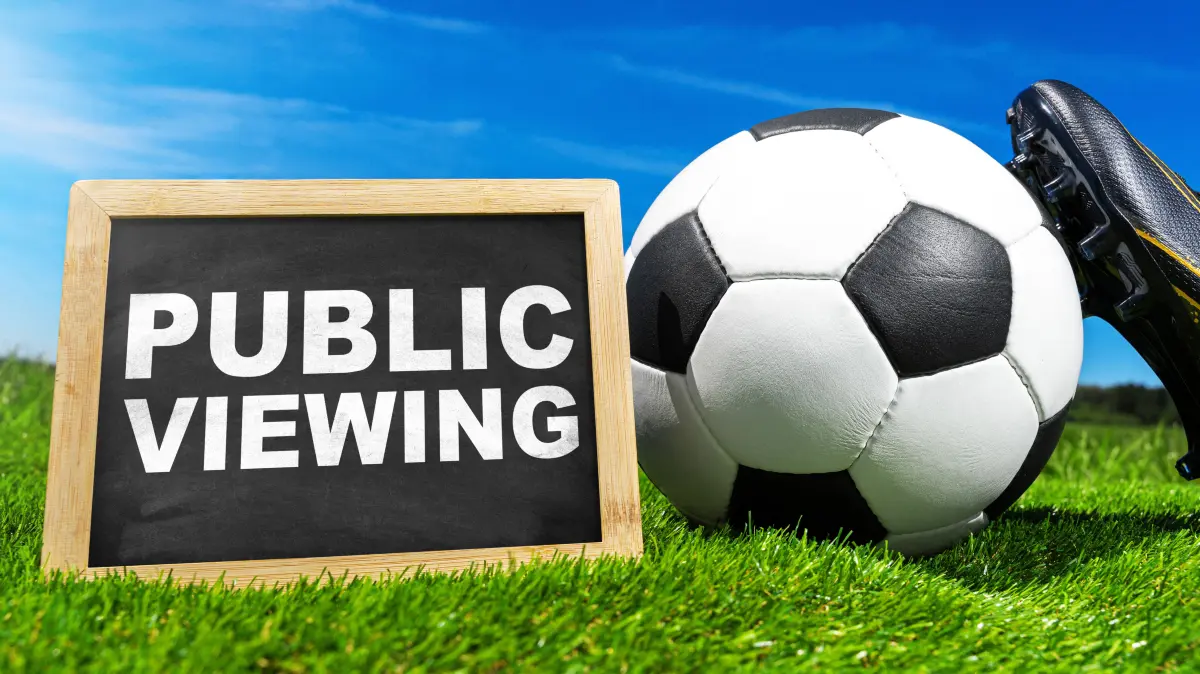 Symbolfoto FIFA World Cup 2026: Germany - May 27, 2026: PHOTO MONTAGE: A soccer ball next to a soccer cleat and the words “Public Viewing” symbolize fan events and group soccer-watching evenings during the 2026 World Cup in the United States, Canada, and Mexico. *** FOTOMONTAGE, Fußball neben Fußballschuh und der Schriftzug „Public Viewing“ stehen symbolisch für Fanveranstaltungen und gemeinsame Fußballabende während der Weltmeisterschaft 2026 in den USA, Kanada und Mexiko.