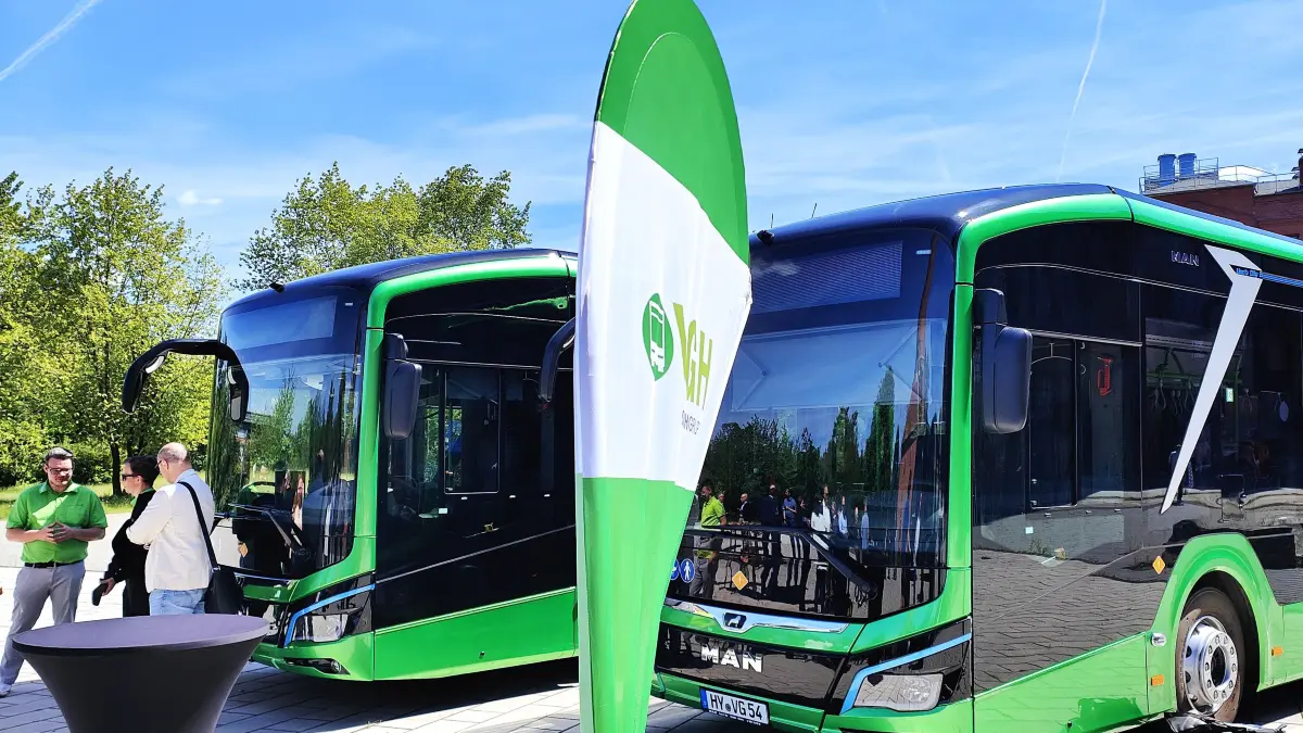 Die ersten Elektrobusse der Verkehrsgesellschaft sind mit längerer Verspätung in Hoyerswerda eingetroffen.