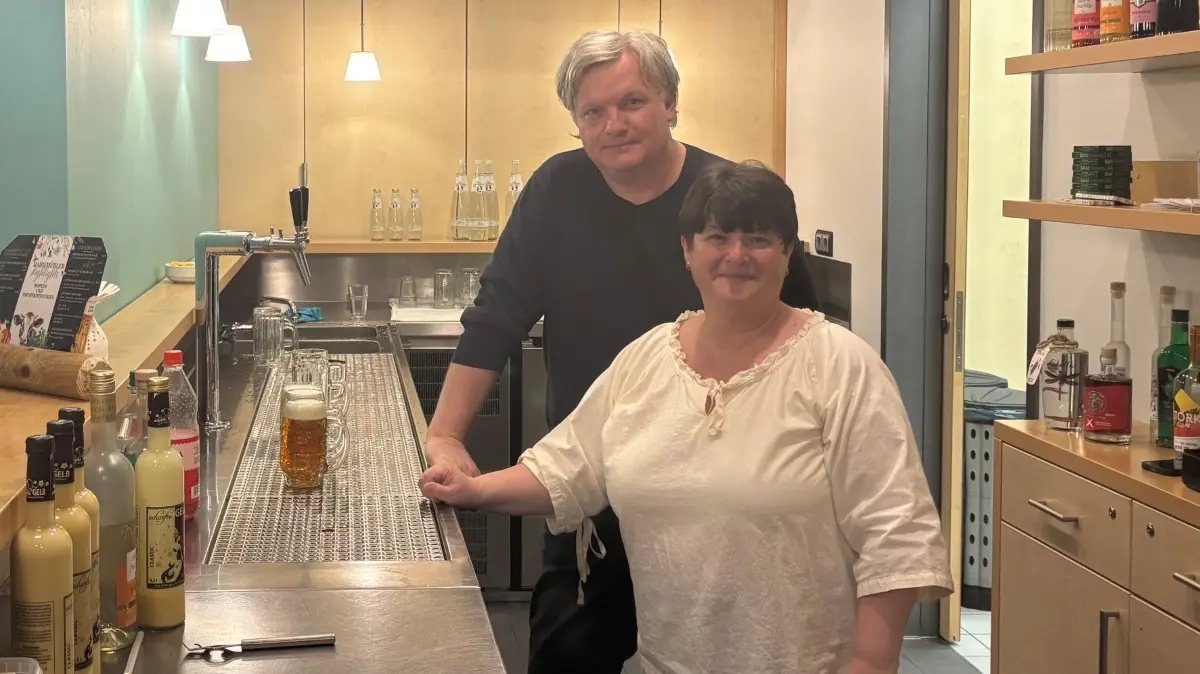 Die Bar im Haidemühler Dorfgemeinschaftshaus. Zum Haidemühler Stammtischtreffen im Mai 2026 stehen Steffen Stoll und Elke Kiel hinter dem Tresen