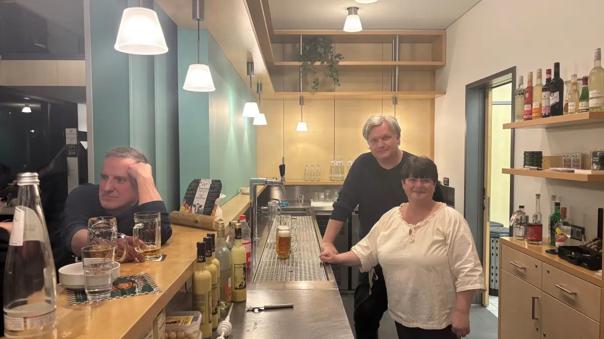 Die Bar im Haidemühler Dorfgemeinschaftshaus. Zum Haidemühler Stammtischtreffen im Mai 2026 stehen Steffen Stoll und Elke Kiel hinter dem Tresen