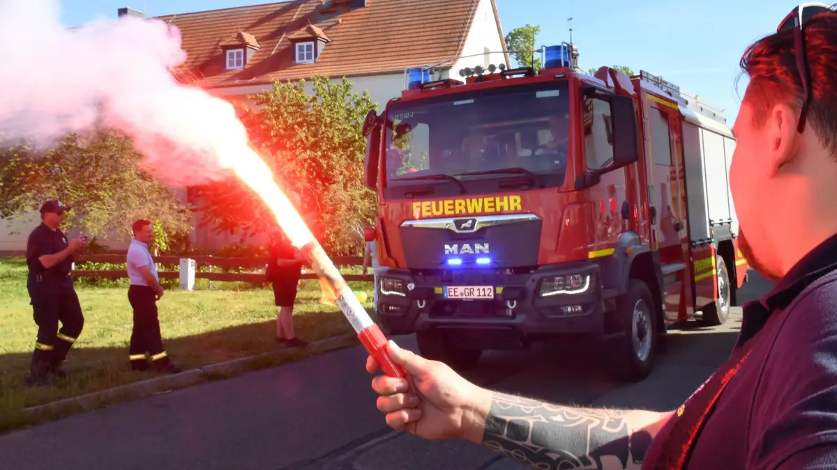 Spektakuläre Aktion in Stolzenhain – Neues Feuerwehrfahrzeug mit Feuer, Wasser, Kirchumrundung und Ballon- Himmelfahrten bei Dorffest in Dienst gestellt : Spektakuläre Aktion in Stolzenhain – Neues Feuerwehrfahrzeug mit Feuer, Wasser, Kirchumrundung und Ballon- Himmelfahrten bei Dorffest in Dienst gestellt
- Mit Feuer und Wasser begrüßt - Spalier aus Floriansjüngern