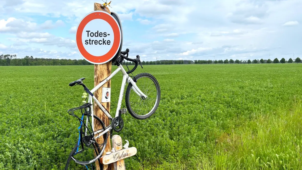 Am Gedenkort für den bei einem Verkehrsunfall ums Leben gekommenen Schüler bei Gröditz wurden die Schilder mit der Aufschrift Todesstrecke entfernt.