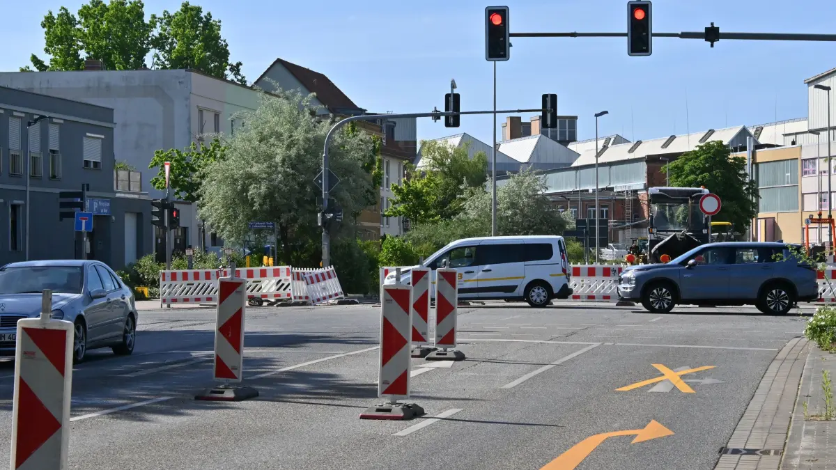 Kreuzung Waisenstr Liebkn: Auf Grund von Bauarbeiten wird die Kreuzung Waisenstrasse/Karl-Liebknecht-Strasse von Freitag, 29. Mai, 14 Uhr bis Samstag, 30. Mai, vollständig gesperrt.