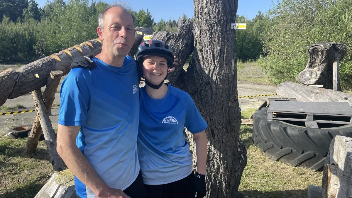 Mike Lehmann und Cora Lehmann sind Vater und Tochter, Trainer und Athletin. Ihr Verein in Doberlug-Kirchhain darf jetzt große Wettkämpfe im Fahrradtrial austragen. Dafür war nur eine Unterschrift nötig.