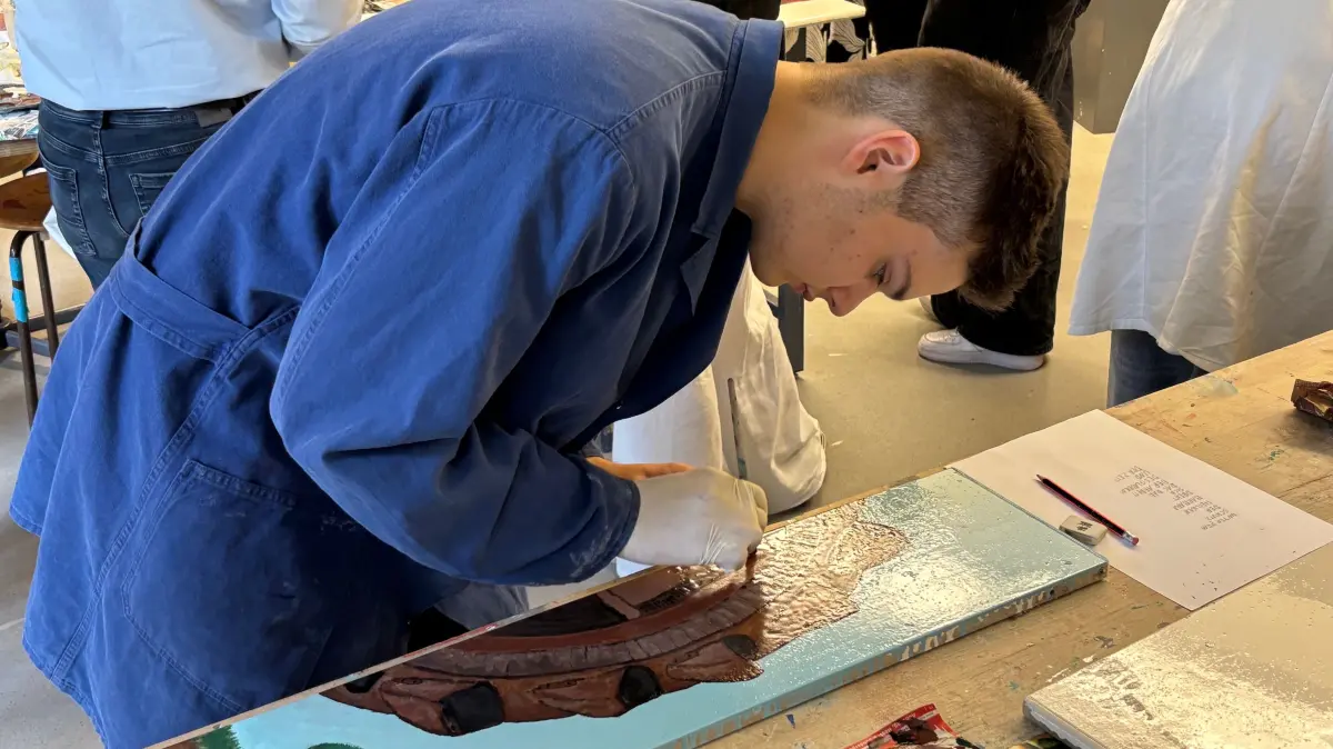 Hier arbeitet Gymnasiast Nico Stasch aus Lauta am Schaufelrad eines Tagebaubaggers. Das ehemalige Radwegeschild soll oberhalb des Barbarakanals präsentiert werden.
