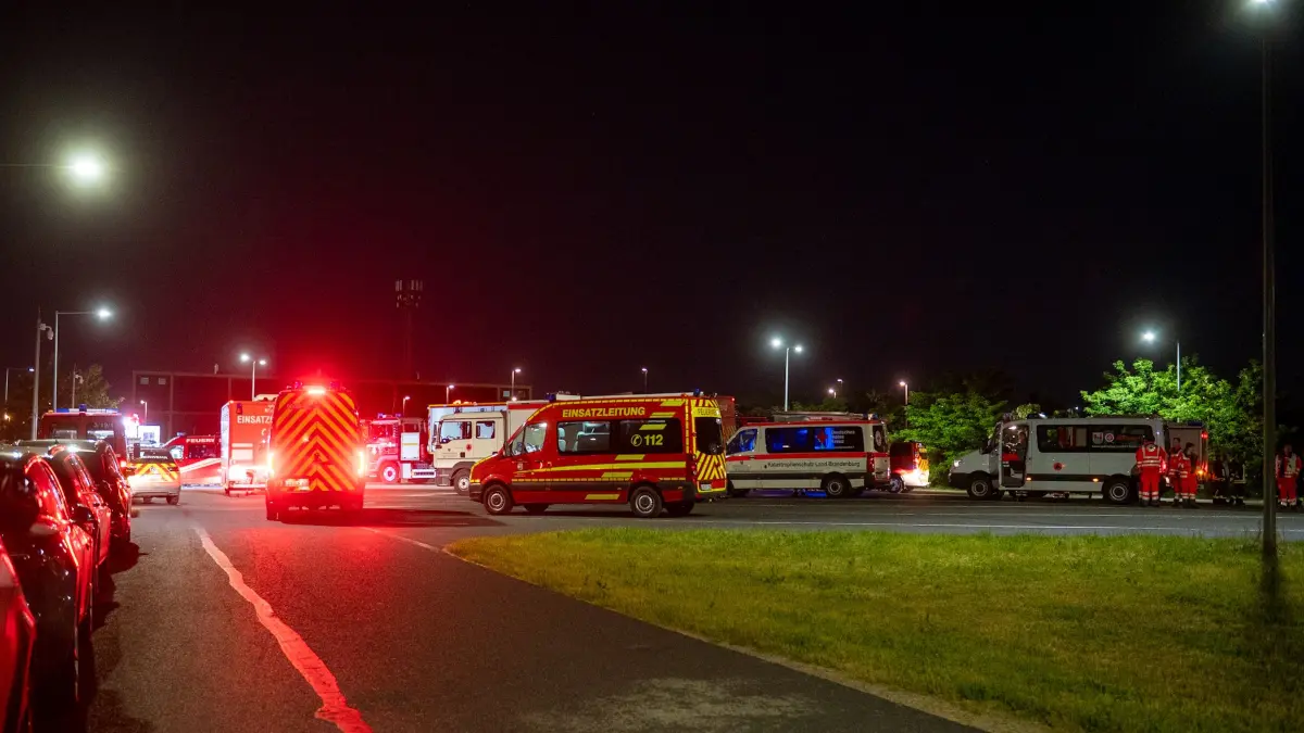 Diverse Einsatzkräfte von Feuerwehr und Katastrophenschutz sind vor Ort.