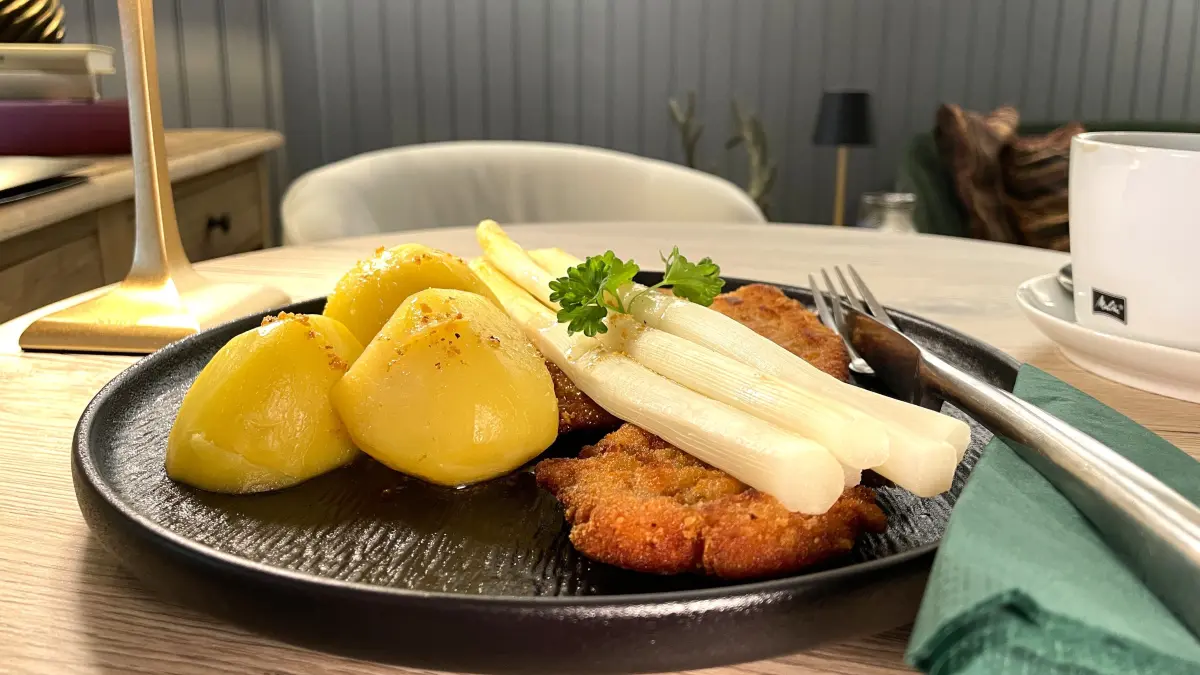 Hähnchenschnitzel mit Spargel und Kartoffeln im Café Kleinod in Burg/ Spreewald am 08.05.2026