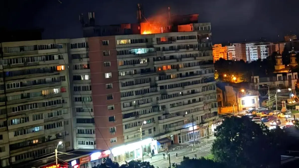 Ukraine-Krieg - Drohnen-Einschlag in Rumänien: HANDOUT - 29.05.2026, Rumänien, Galati: Dieses vom rumänischen Amt für Katastrophenschutz via AP veröffentlichte Foto zeigt einen Brand auf dem Dach eines Wohnblocks. Ein Drohnenabsturz im Osten Rumäniens nahe der ukrainischen Grenze hatte beim Aufprall eine Explosion und einen Brand ausgelöst. Foto: Uncredited/ISU Galati/AP/dpa - ACHTUNG: Nur zur redaktionellen Verwendung bis zum 12.06.2026 und nur mit vollständiger Nennung des vorstehenden Credits. +++ dpa-Bildfunk +++
