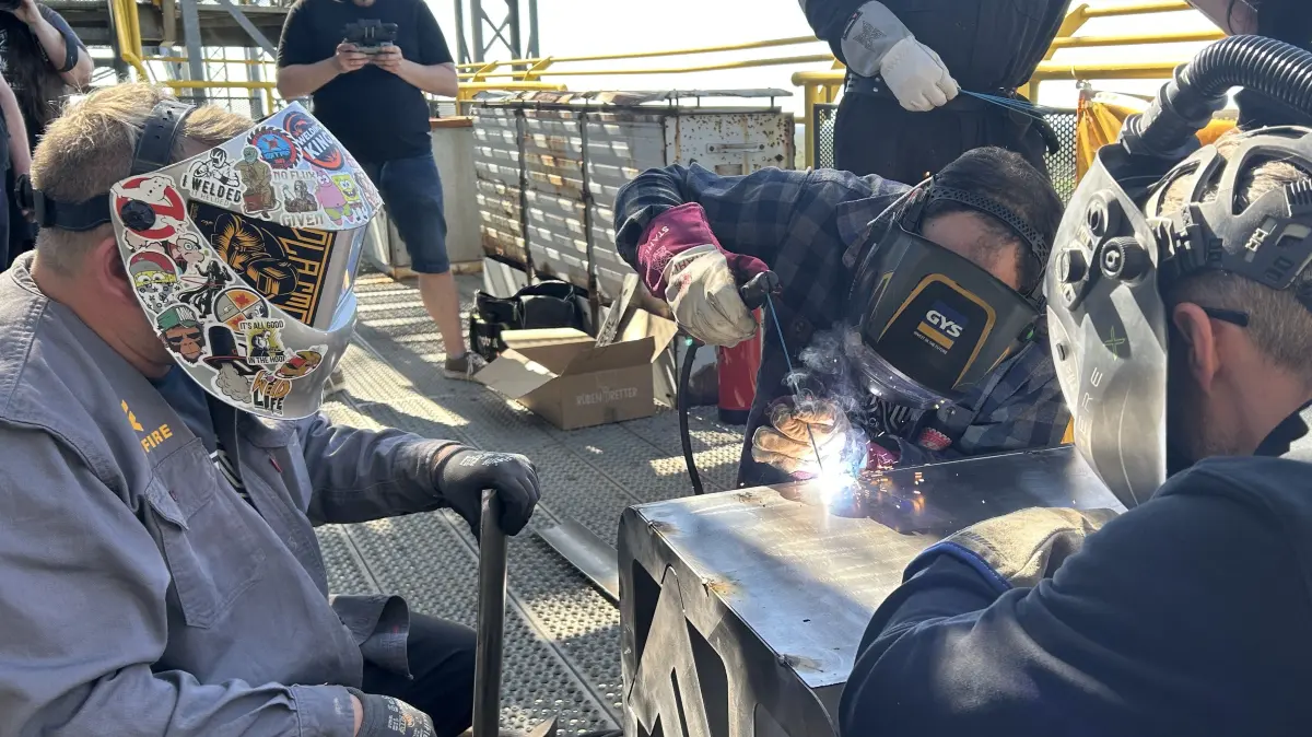 Das Traditionsunternehmen Kjellberg Finsterwalde hat Influencer eingeladen. In luftiger Höhe auf der F60 in Lichterfeld haben sie einen Grill entstehen lassen. Mit dabei sind neben Drohne, Spiegelreflexkamera und Selfie-Sticks auch die Schneid- und Schweißtechnik des Unternehmens.