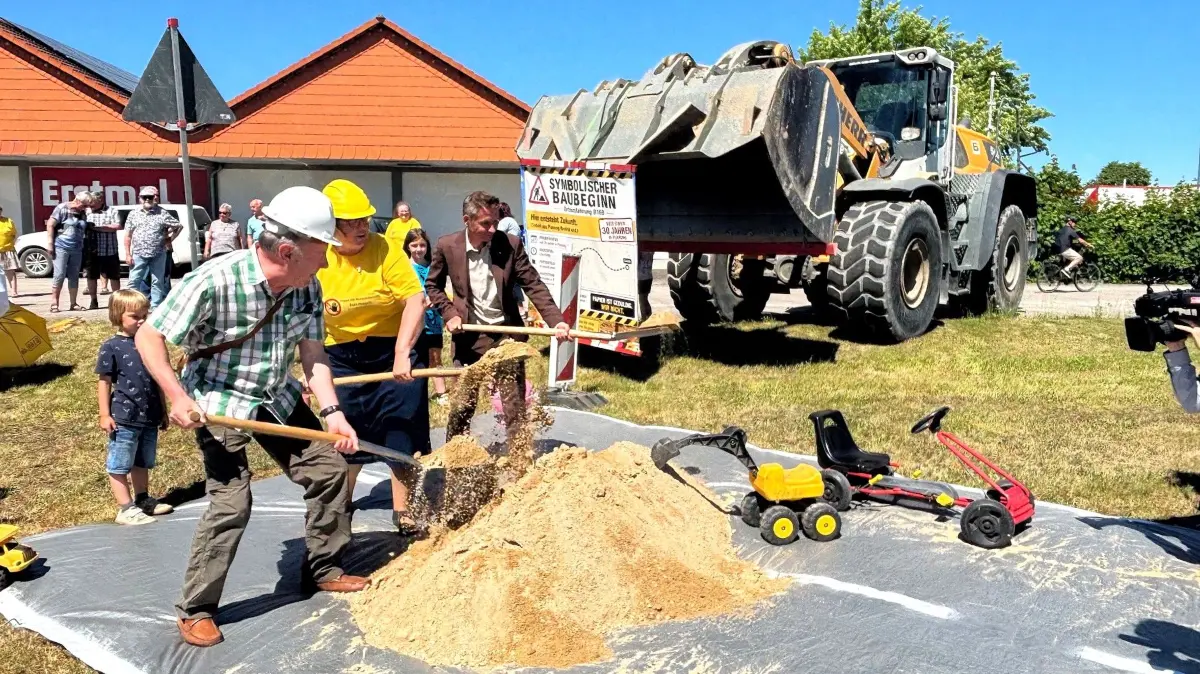 Bauherren und Planer haben sich 30 Jahre mit den drei Ortsumfahrungen für Plessa und Elsterwerda beschäftigt. Weil immer noch kein Baustart in Sicht ist, hat die Bürgerinitiative „Pro Süd B 169“ jetzt den symbolischen ersten Spatenstich gesetzt (v. l.): Plessas Bürgermeister Siegfried Nußbeck, Initiativsprecherin Kristin Schröder-Grahle und Plessas Amtsdirektor Göran Schrey.