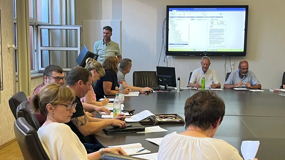 Projektgeologe Sebastian Stelter erläutert in der Stadtverordnetenversammlung in Schönewalde/Elster, warum Anglo American die Region seismisch untersuchen will und welche Schritte dafür nötig sind.