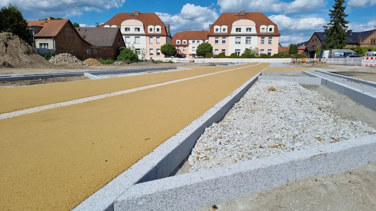 Der neue, sandfarbene Weg erschließt das künftige Wohngebiet zwischen Plessnerstraße und Dammstraße in der Altstadt von Lübbenau.