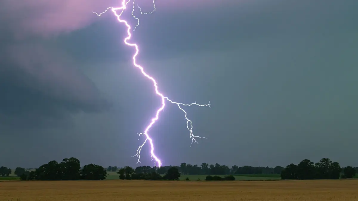 Gewitter: ARCHIV - 21.06.2024, Brandenburg, Heinersdorf: Ein Blitz leuchtet über einer Landschaft auf. (zu dpa: «Starkregen und Hagel in Hessen möglich») Foto: Patrick Pleul/dpa +++ dpa-Bildfunk +++