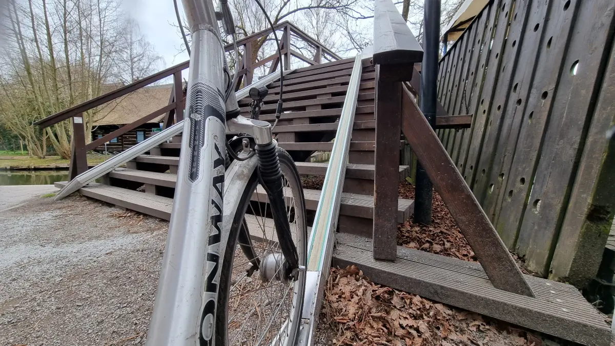 An der neuen Dreiseitenbrücke in Lehde wurde eine Fahrradtreppenhilfe verbaut. Über ein Förderband werden die Räder nach oben befördert.