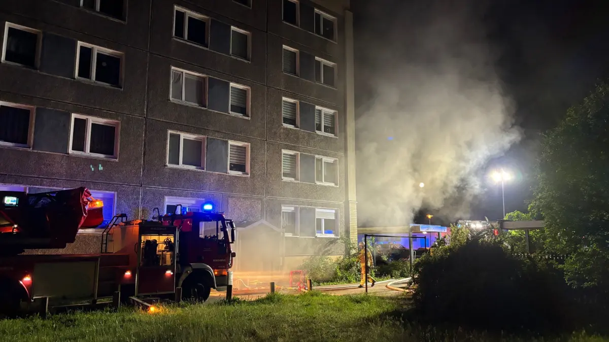 In dem Plattenbau in Cottbus-Schmellwitz brennt es in der Nacht zu Freitag (29. Mai 2026). Der Rauch ist weithin sichtbar.