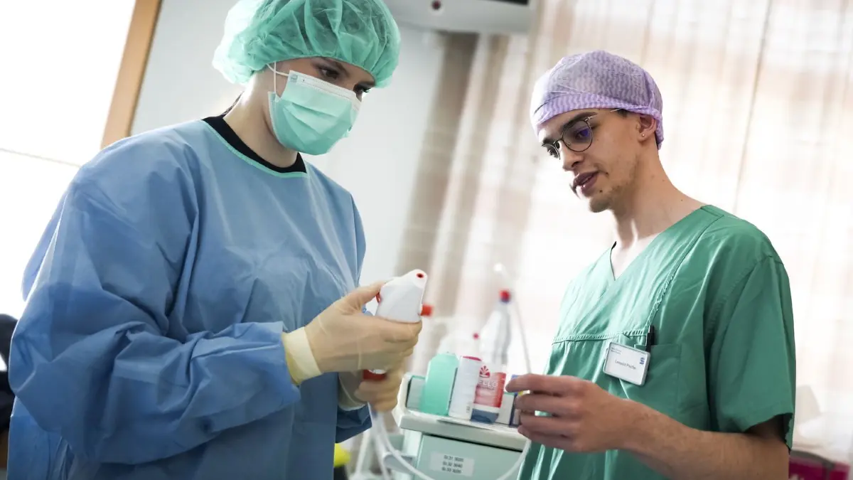 Der angehende Anästhesietechnische-Assistent Leopold Pfeiffer erklärt den Umgang mit der Videokamera an der Station SOS im OP. Schüler werden hier Operateure.