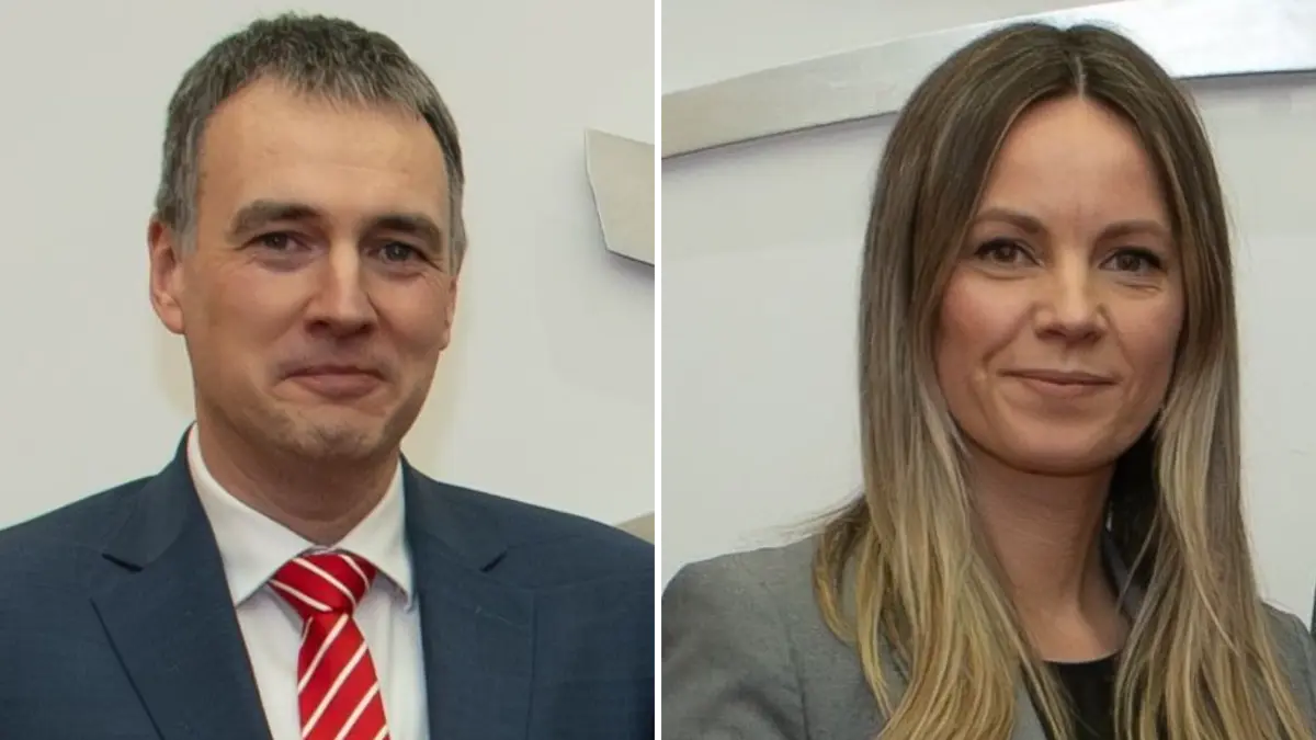 Die Sparkassen-Vorstände Frank Prescher und Laila Grünwald verkünden eine frohe Botschaft für die Freibäder im Elbe-Elster-Kreis.