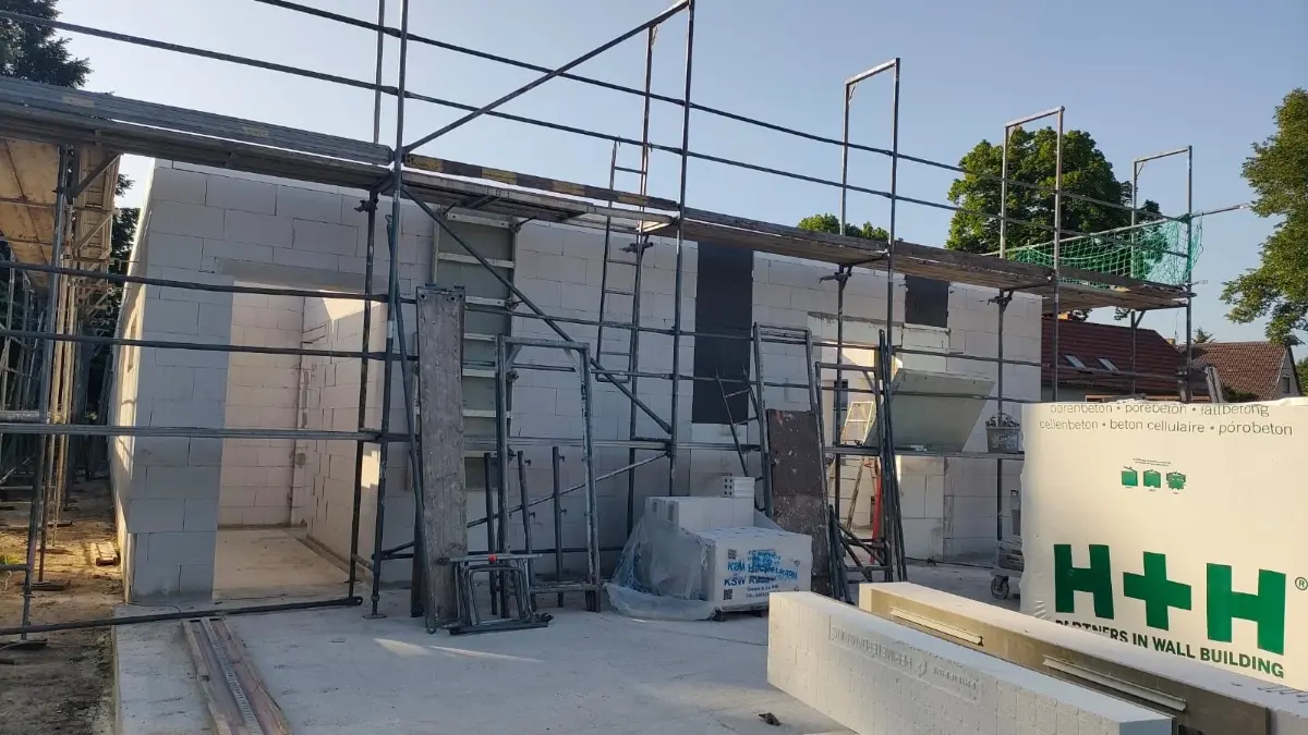 Erst wenn die Metall-Leichtbauhalle am neuen Feuerwehrhaus in Zeischa Konturen annimmt, wird das Objekt wie ein Feuerwehr-Gerätehaus aussehen.