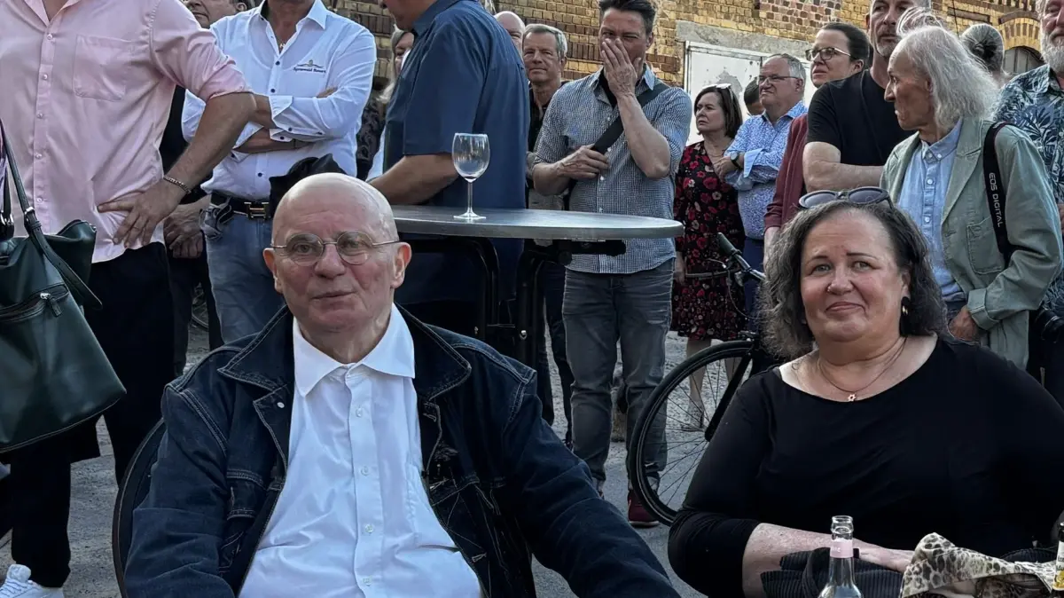Ehrenplätze: Hans Scheuerecker und Frau Bianca vor der Segeltuchfabrik