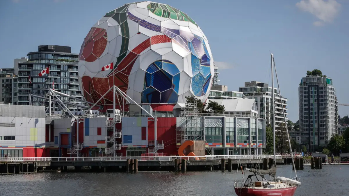 Fußball-WM 2026 - Vorbereitungen: 29.05.2026, Kanada, Vancouver: Die Kuppel der «Science World» wird vor dem Turnier in Vancouver in einen riesigen offiziellen Spielball der FIFA Fußball-Weltmeisterschaft 2026 verwandelt. Foto: Liang Sen/XinHua/dpa +++ dpa-Bildfunk +++