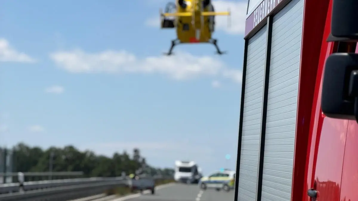 Auf der B 183 bei Bad Liebenwerda löste sich ein Pkw-Anhänger vom Auto. Es kam zur Kollision mit einem nachfolgenden Motorradfahrer.