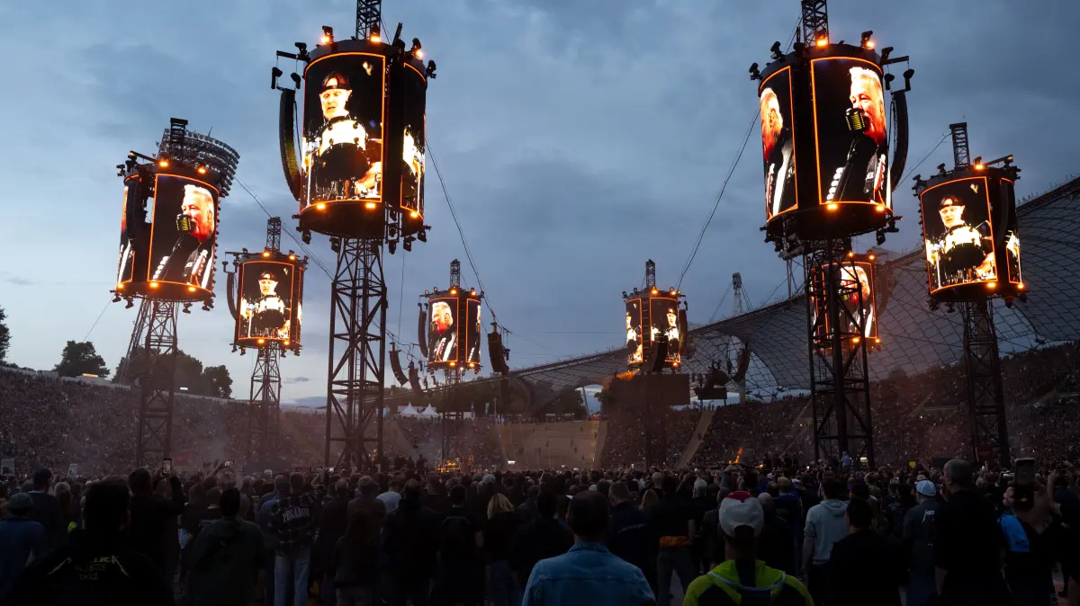 Auf ihrer aktuellen „M72 World Tour“ sind Metallica mit einer 360-Grad-Bühne inmitten des Publikums unterwegs (hier 2024 in München).