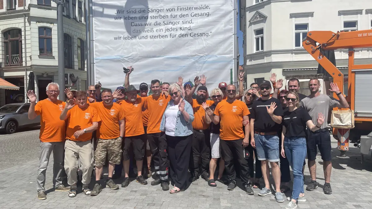 Die Mitglieder des Vereines Finsterwalder Sängerfest haben auf dem Marktplatz in Finsterwalde den Sponsorenturm für das kommende Sängerfest aufgestellt. So laufen die Vorbereitungen weiter.